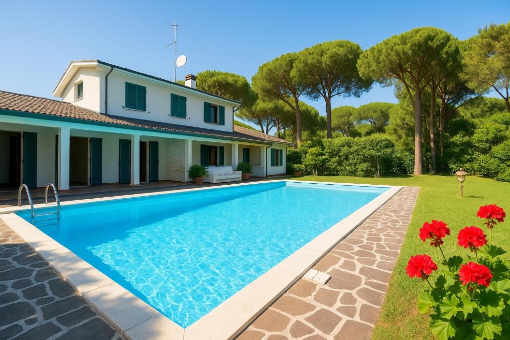 Villa by the Sea and Pool